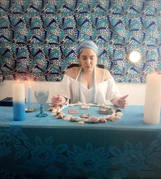 Espiritualista Valentina em atendimento espiritual com cartas e velas.